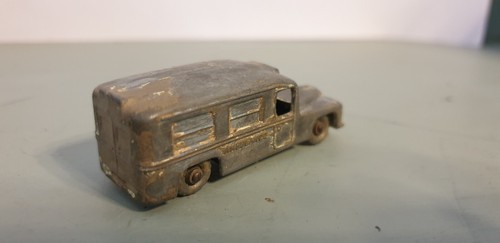 Matchbox Regular Wheels No 14B Daimler Ambulance Ultra RARE Silver Plastic Wheel - Picture 2 of 3