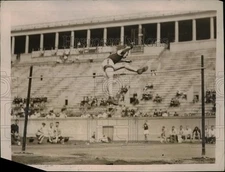 1922 Press Photo Richard Landon of Yale Clears Bar in High Jump at Cambridge