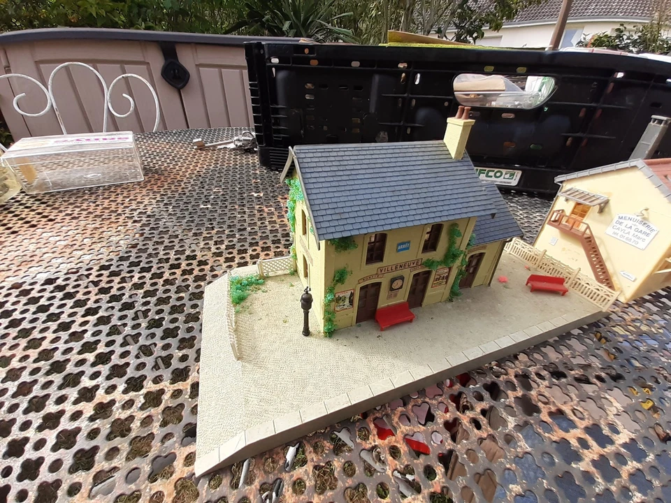 lot 2 maquettes HO gare de Villeneuve et menuiserie de la gare - Photo 1/4