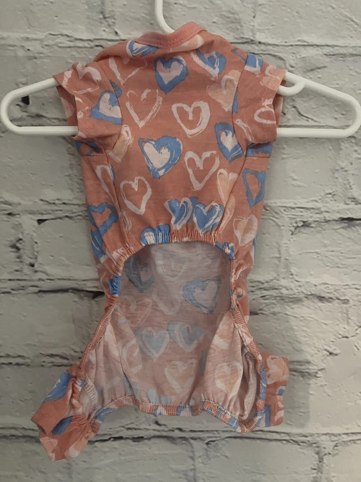Camisa para perro sin marca rosa con corazones azules y blancos usada en excelente estado talla pequeña Foto 3 de 4