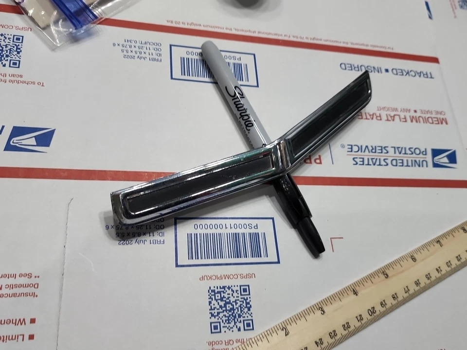 Fabricante de equipos originales Mercury Comet 202 y Voyager 1966 guardabarros lateral derecho emblema moldura C6 GB-16C149-A Foto 2 de 4