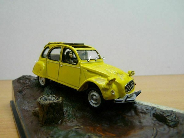 Diorama CitroëN 2CV 1984 James Bond 007 1:43 Eaglemoss Modellauto-image