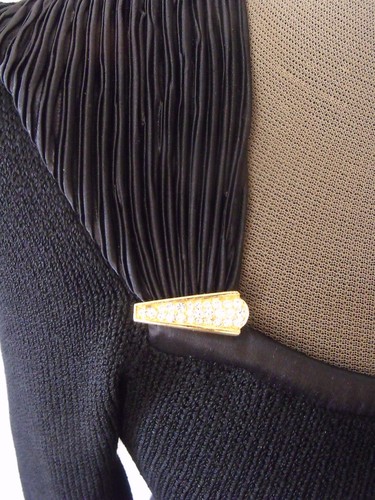 DE COLECCIÓN ST JOHN BY MARIE GRIS VESTIDO NEGRO CON BROCHES DE ESTRÁS - Imagen 2 de 10