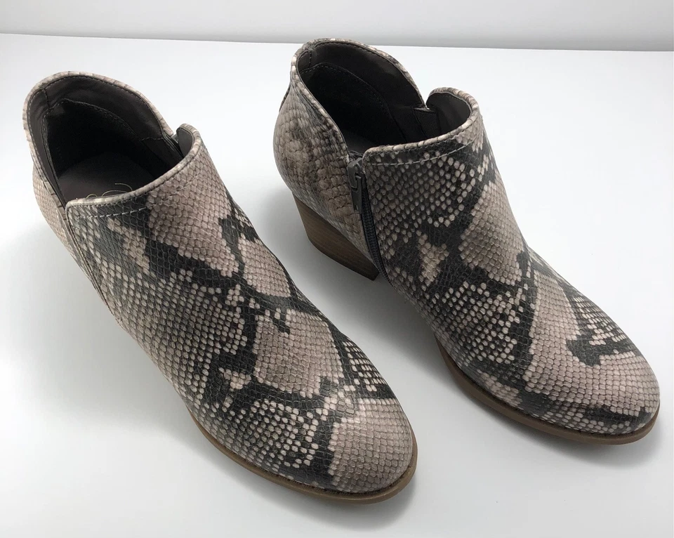 Botín para mujer Fergie 8 Bianca imitación cuero patrón piel de serpiente occidental Foto 4 de 4