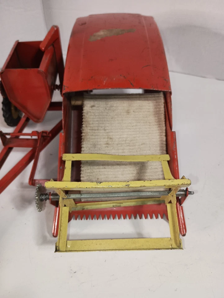 Vintage 1950's Tru-Scale Pull Type Combine 1/16 Scale Toy Farm Implement - Image 4 of 4