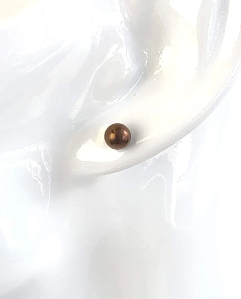 LaTisoro 6mm Maroon Pure Titanium Ball Post Stud Earrings for Sensitive Ears... Foto 2 de 4