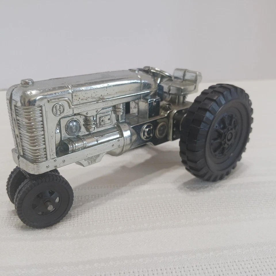 Farmall Model H 1/24 Model Silver Kiddie Toy U.S.A. "Plastic Chrome Plated?" - Image 4 of 4