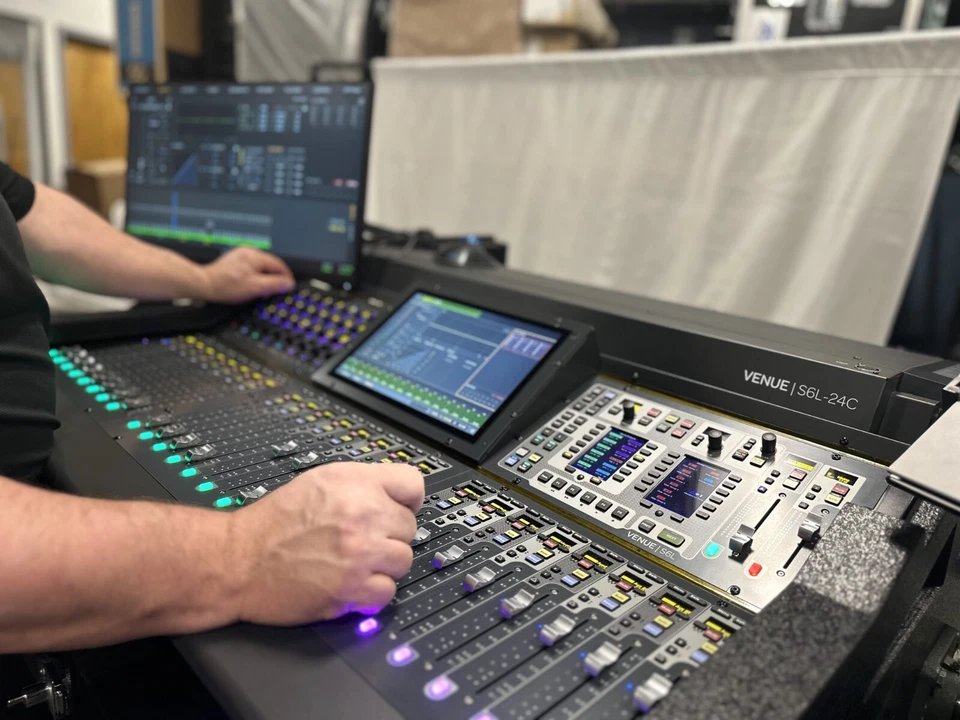 Avid VENUE | Superficie S6L-24C + Motor E6L-112 + Etapa 64 + Tarjeta HDX-192 + Tarjeta WSG Foto 3 de 3