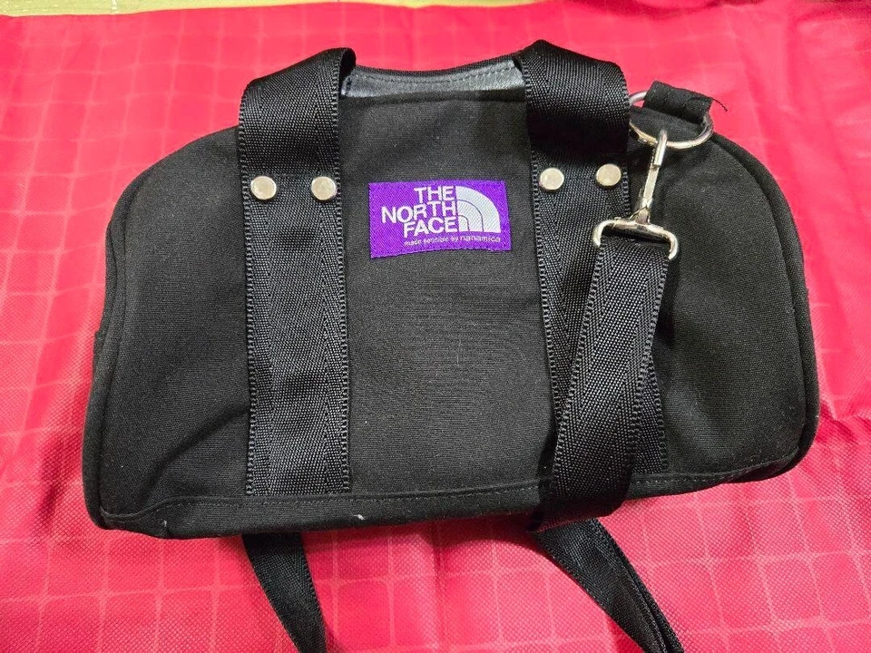 Bolso de Lona The North Face Etiqueta Púrpura Field Demi Color Negro NN7354N Moda Foto 2 de 4