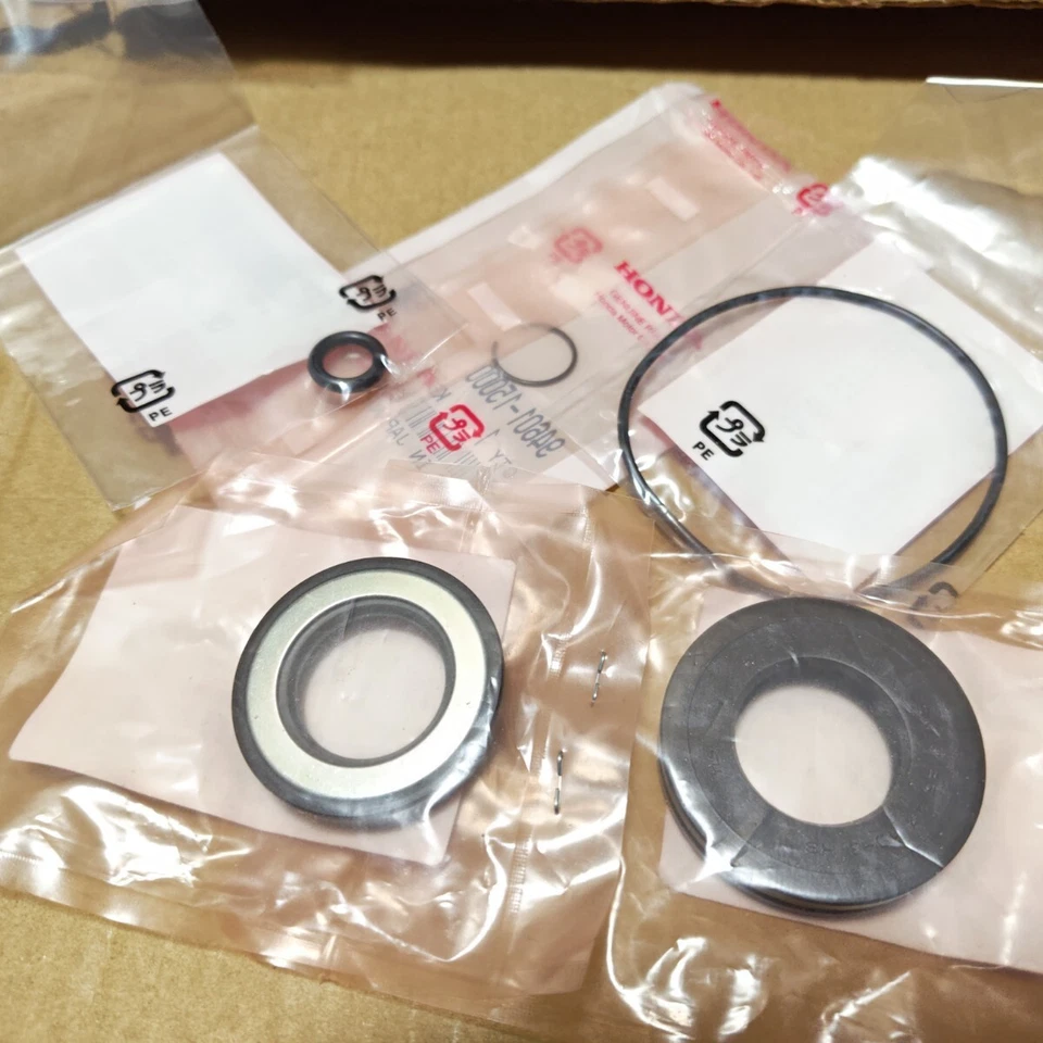 Honda CB750F CB900F RC04 SC01 Genuine Cylinder Crankcase Stud O-Ring Seal Set - Image 2 of 4