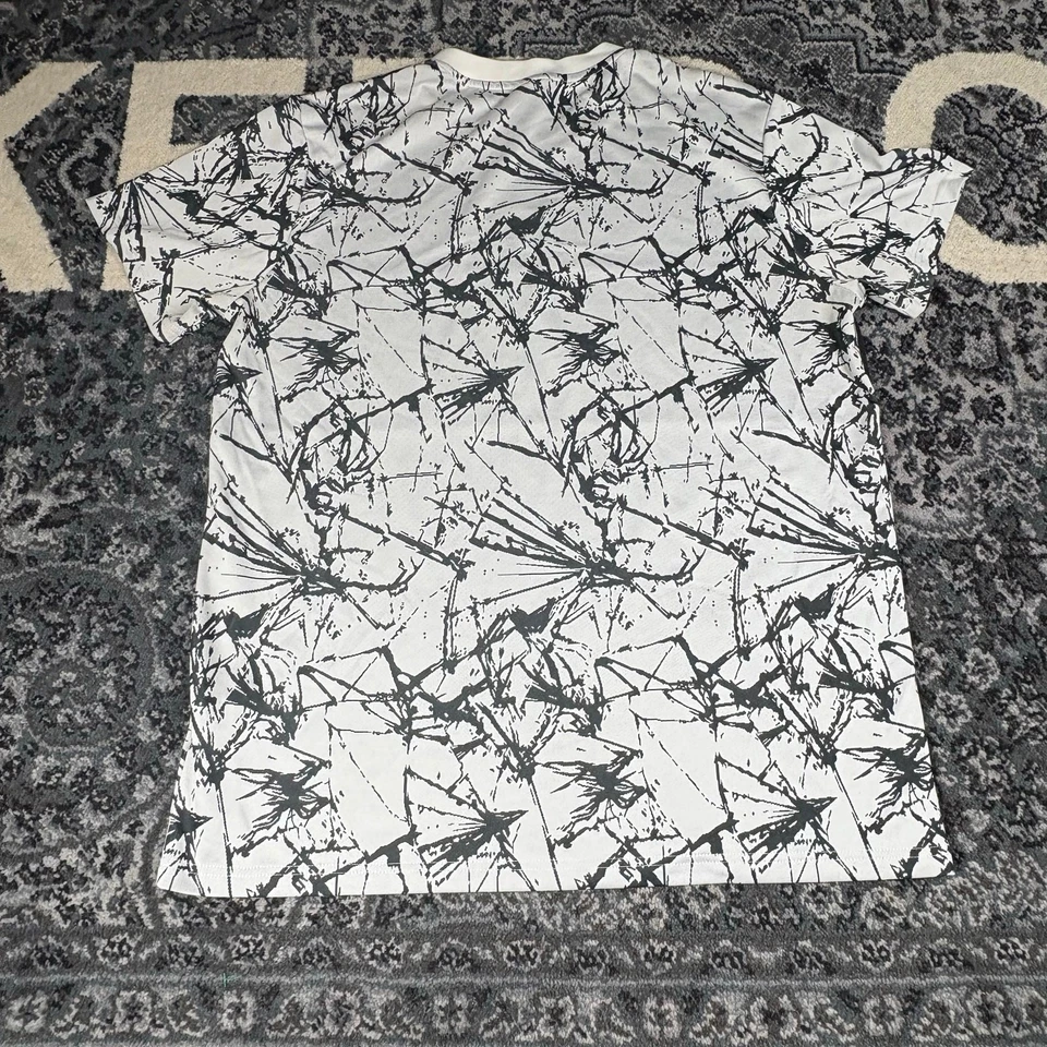 Camiseta deportiva de fútbol Nike FC para hombre talla L blanca negra gráfica abstracta Foto 3 de 4