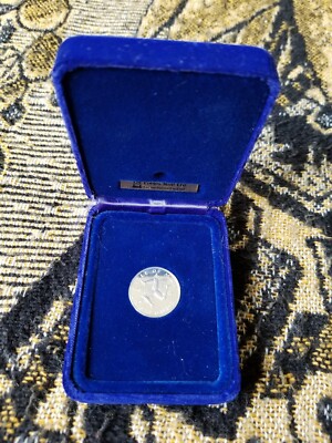 Isle of Man Sterling Silver One Pound 1978 with COA in Case (heavy toning)