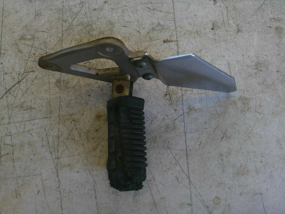 Reposapiés delantero izquierdo suzuki gs500e 1989-2000 Foto 4 de 4