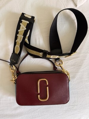 Marc Jacobs Snapshot Umhängetasche Leder bordeaux/hellblau Logo-Gurt Staubbeutel