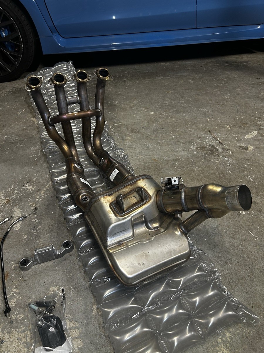 S1000RR 純正マフラー 2025年式 新古車から取り外し S1000RR 純正マフラー 2025年式 新古車から取り外し 純正マフラー