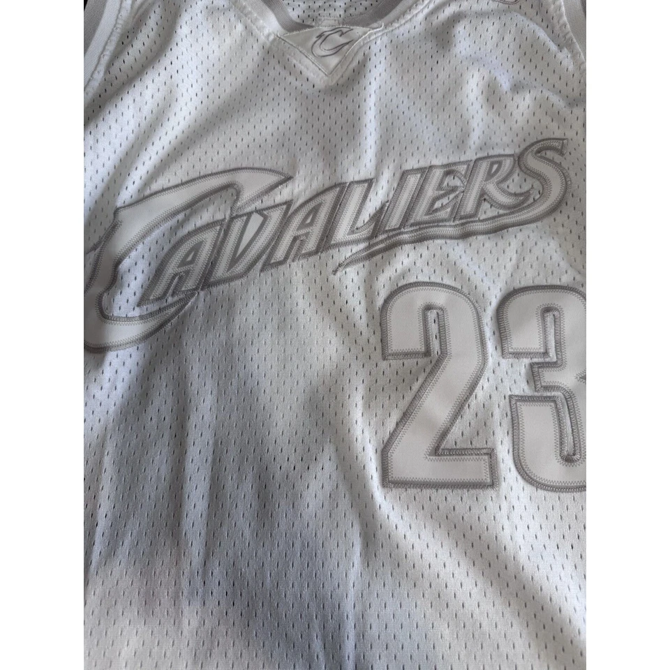 Rare Reebok LeBron James NBA Cleveland Cavaliers All White Swingman Jersey XXL - Image 2 of 4