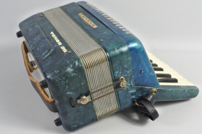 Vintage 1970s Yamaha Accordion Tenor 25 with Case Made in Japan