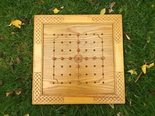 HNEFATAFL / TAWBWRDD / GWYDBWYL / FIDCHELL SCHEDA DA GIOCO IN FRASSINO INTAGLIATO E PEZZI