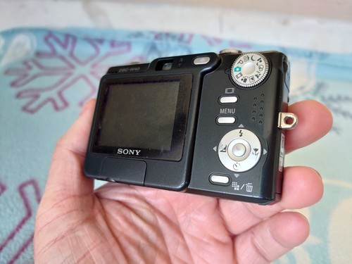 Sony Cyber-Shot DSC-W40 6.0 MP Digital Camera - Black Fully Working Good Shape - Picture 12 of 20