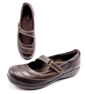 clarks brown flats