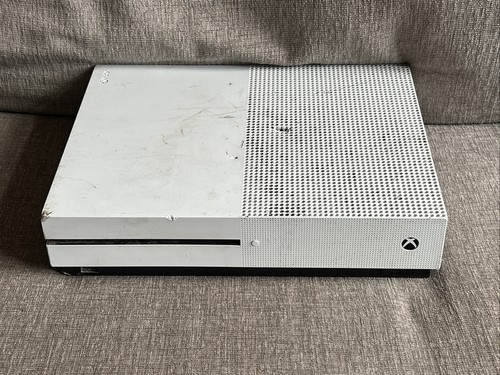 Xbox One S – nur Konsole – funktioniert – sehr schlechter Zustand!