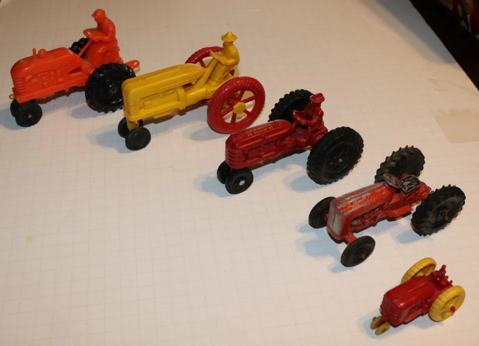 4 tractores de juguete de plástico 1 metal Renwal, Ohio Barr, Banner, Tootsietoy, Museo 92 Foto 2 de 4