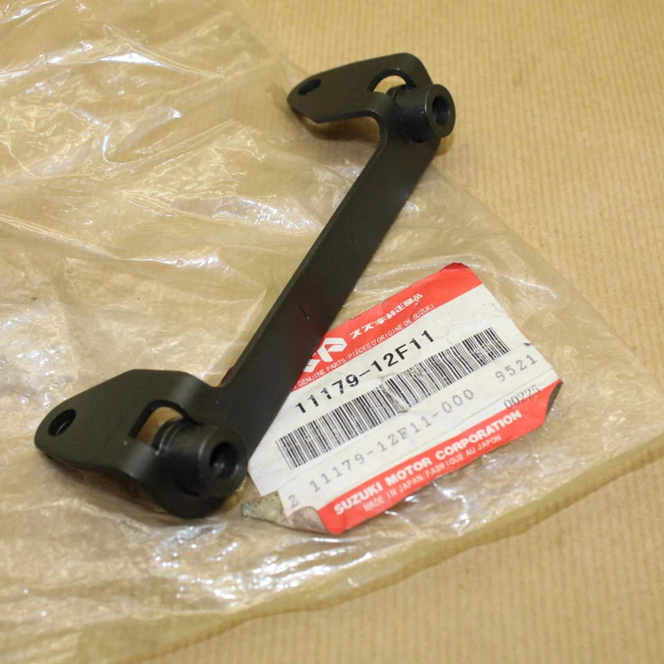 SUPPORT CACHE CULASSE DROIT SUZUKI GZ 125 MARAUDER 1998 2011 11179-12F11 - Photo 1/1