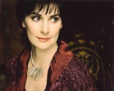 Enya Unsigned 10" x 8" Photo - Beautiful Irish singer, songwriter & musician *10