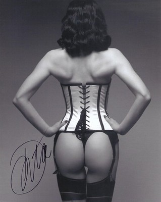 Stunning 10'' x 8'' HAND SIGNED B&W photo (COA) Dita Von Teese - Burlesque Dancer