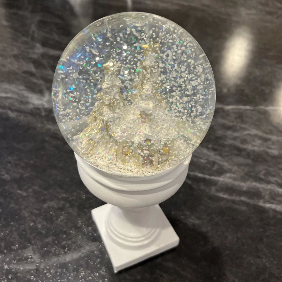 Globo de nieve de vacaciones vidrio sobre pedestal blanco escena de invierno 9x4 Foto 3 de 4