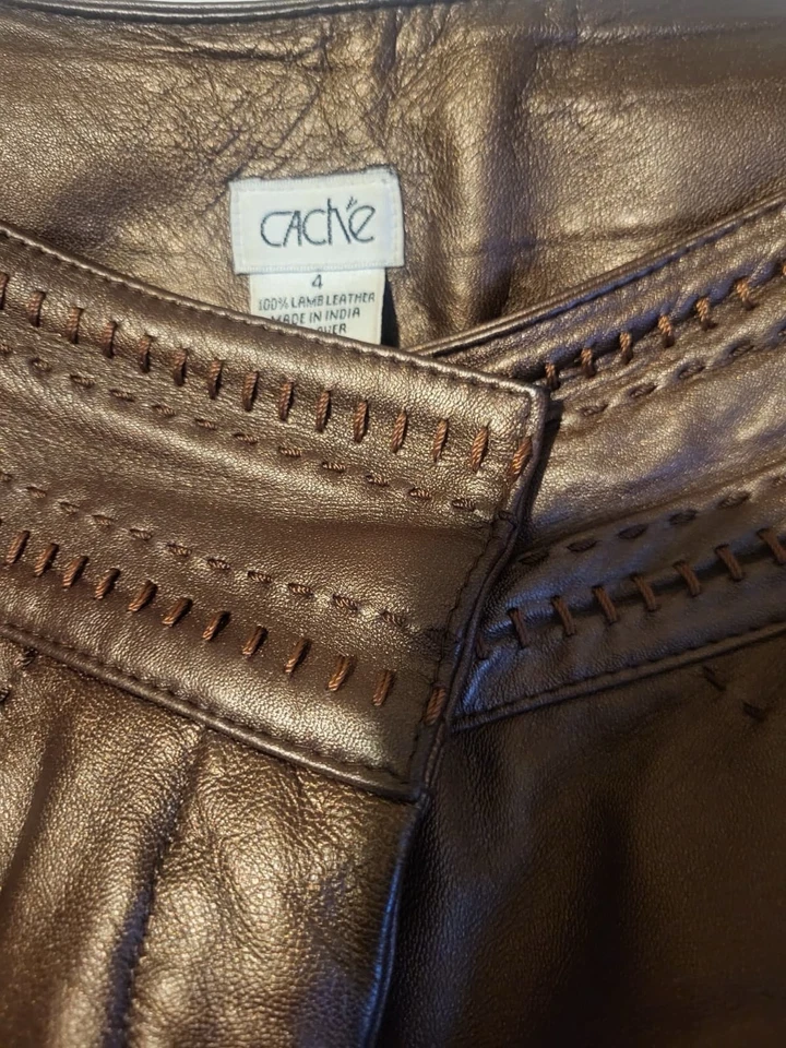 Conjunto de pantalón y top con cuentas de piel de cordero bronce Foto 2 de 3