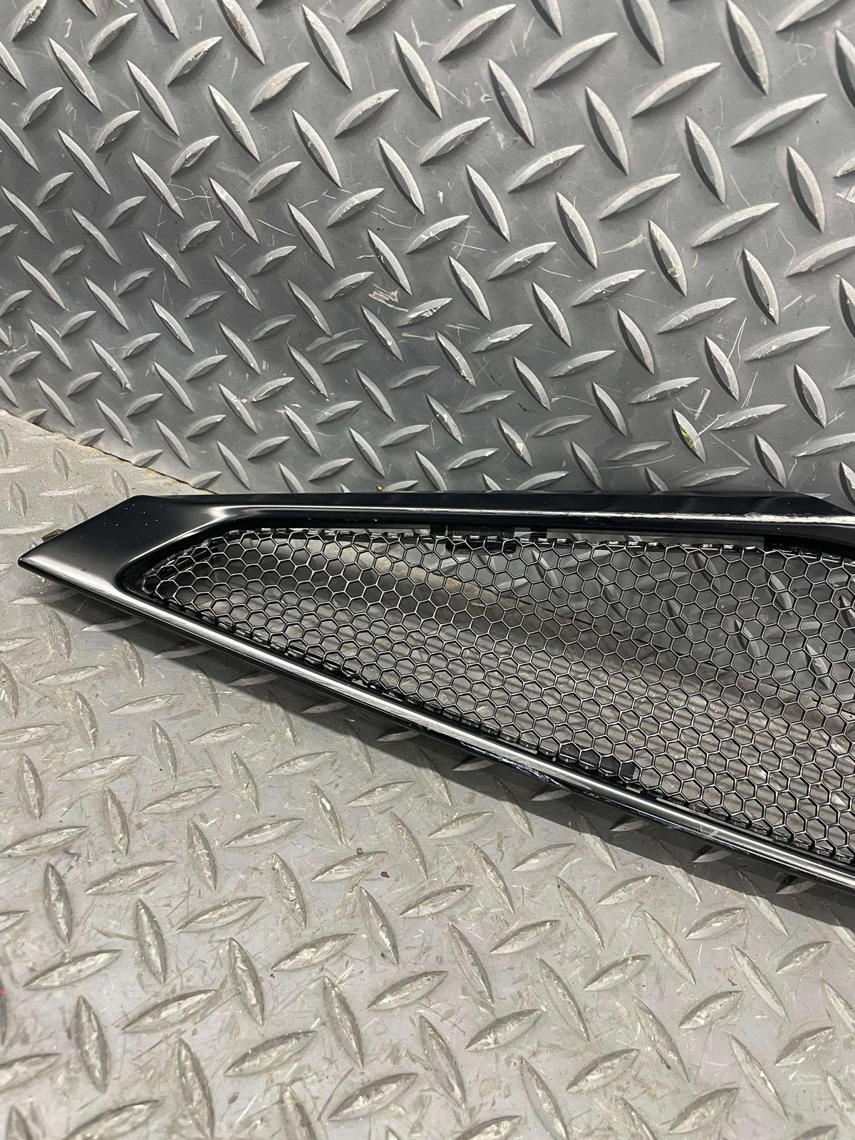 McLaren GT 2020-2023 Rear Right Vent grille Black P/N 22AD257GP