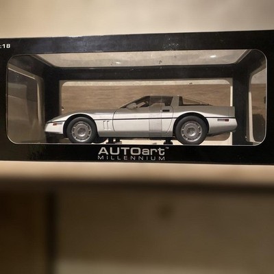 AUTOart 1:18 Corvette Mini Car White Black Diecast Model