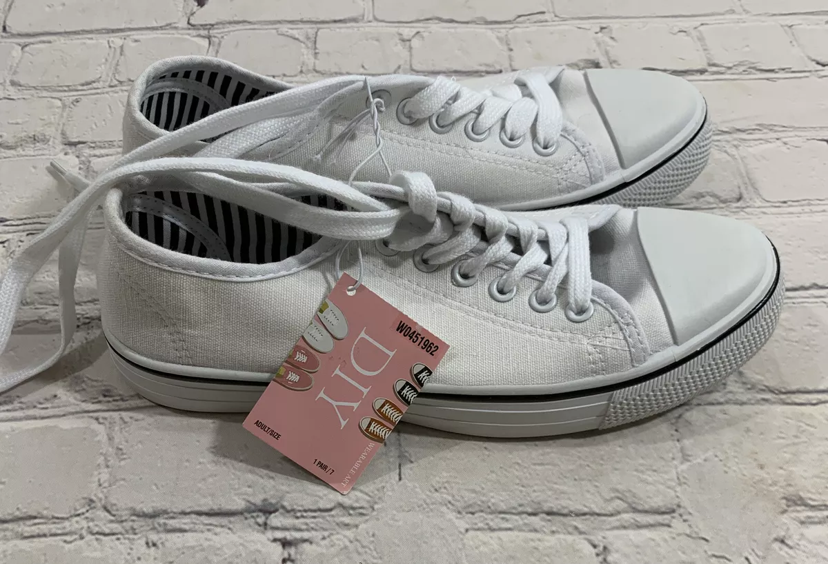 7 Fun Ways to Upcycle Plain Sneakers | Diy shoes, Old shoes, Lace sneakers