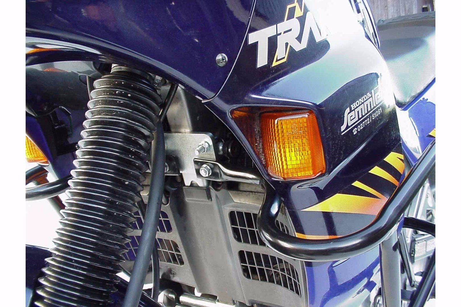 Pare-carter crashbar SW-Motech noir : évitez les pannes de moteur sur Honda Transalp