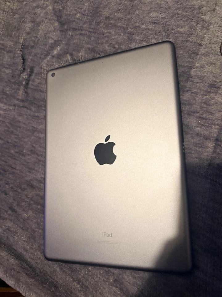 IPAD 8ª GERAÇÃO com teclado Zagg Book Case e pacote Apple Pencil de 1ª geração - Imagem 2 de 4