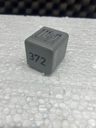 Kraftstoffpumpenrelais Audi A6 4B VW Passat 3B 3BG 4D0951253 Relais 372 Benzin