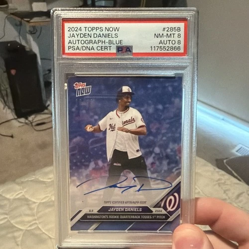 R0004 2024 TOPPS NOW #285B JAYDEN DANIELS 47/49 AUTOGRAPH BLUE AUTO PSA 8