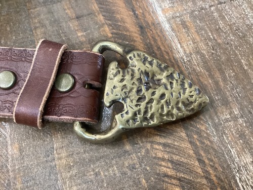 Women’s Brown leather tooled Celtic Knot Design brass arrow head buckle belt 34 - Picture 2 of 8