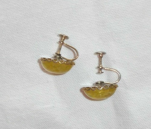 Vintage screw back earrings yellow plastic bead oval gold tone setting - Picture 2 of 4