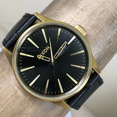 Reloj Nixon Sentry Hombre Día Fecha Esfera Negra Tono Dorado Cuero Cuarzo 42mm 8 1/2" - Imagen 1 de 4