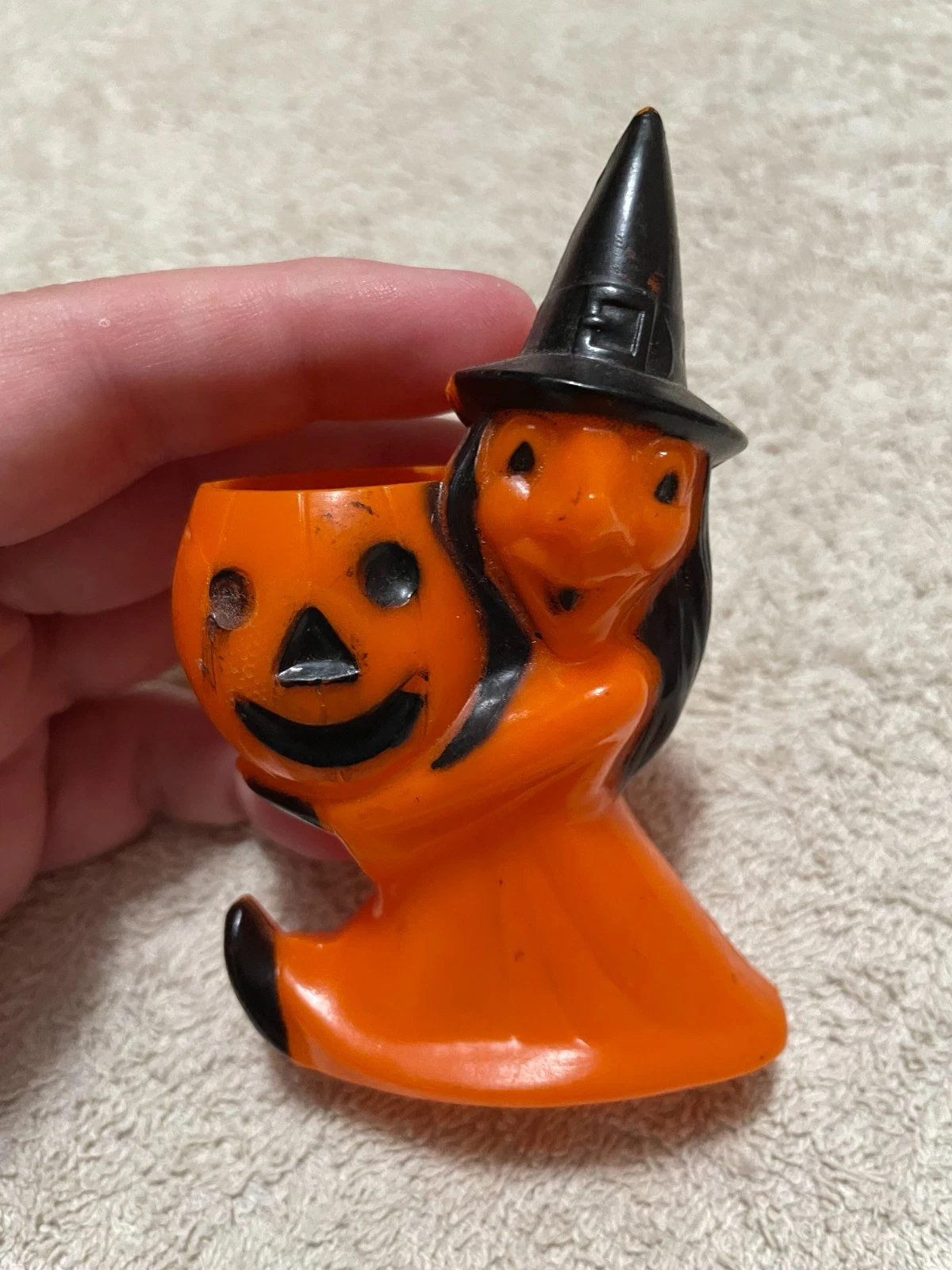 Rosbro Witch Holding Jack o Lantern Plastic Candy Container ( read and see)