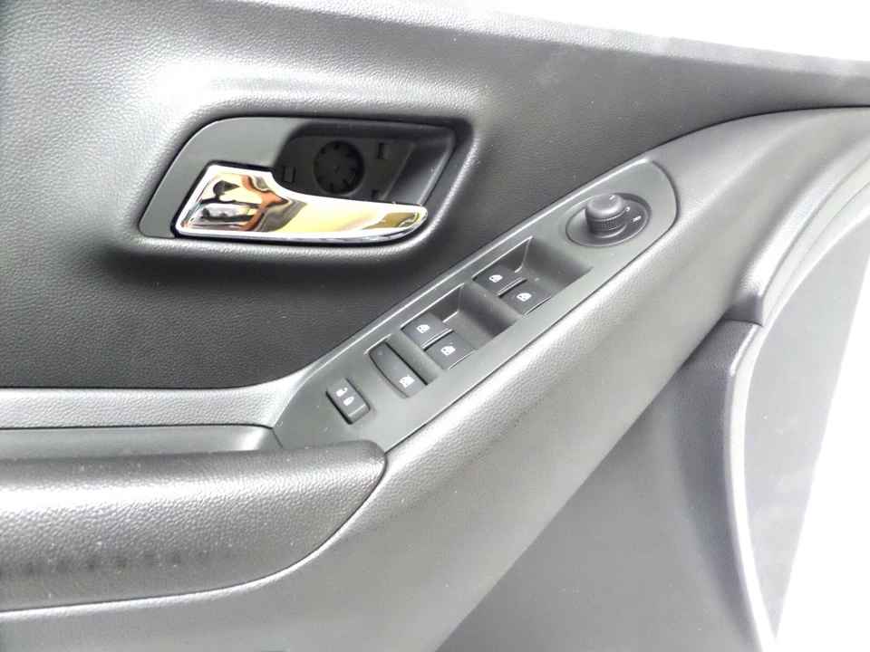 Panel de puerta lateral del conductor 94514304 LH con control remoto negro Chevrolet Trax 2013-2017 Foto 3 de 4