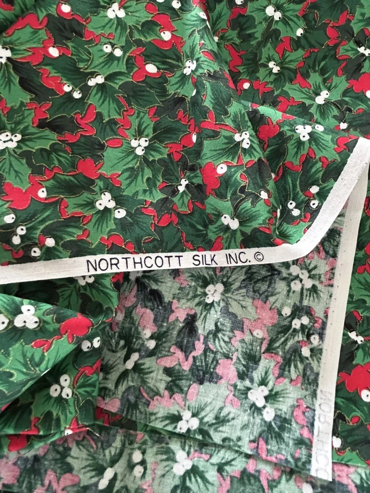 Рождественская швейная ткань Holly Berry зеленый красный шелк Northscott 30 дюймов x 44 дюйма - Изображение 3 из 3