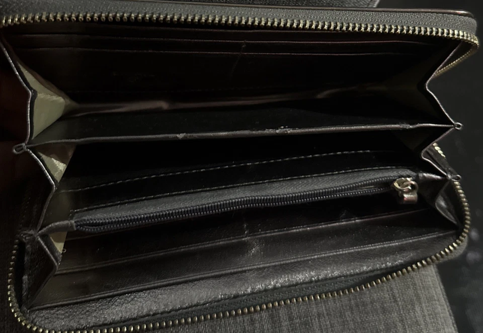 Auténtico estuche cosmético vintage Chanel metálico camelia logotipo CC -  Foto 3 de 4