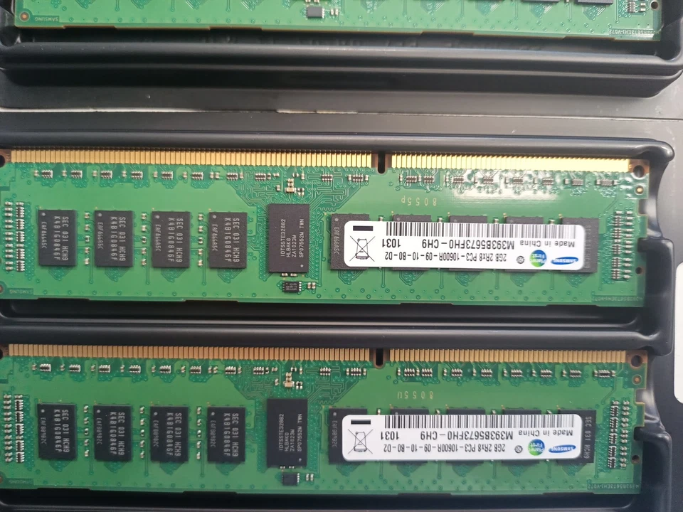 Lot de 36 serveurs RAM Samsung 2 Go 2 Rx8 PC3 -10600R-9-10-B0 D2 M393B5673EH1... - Photo 3/4