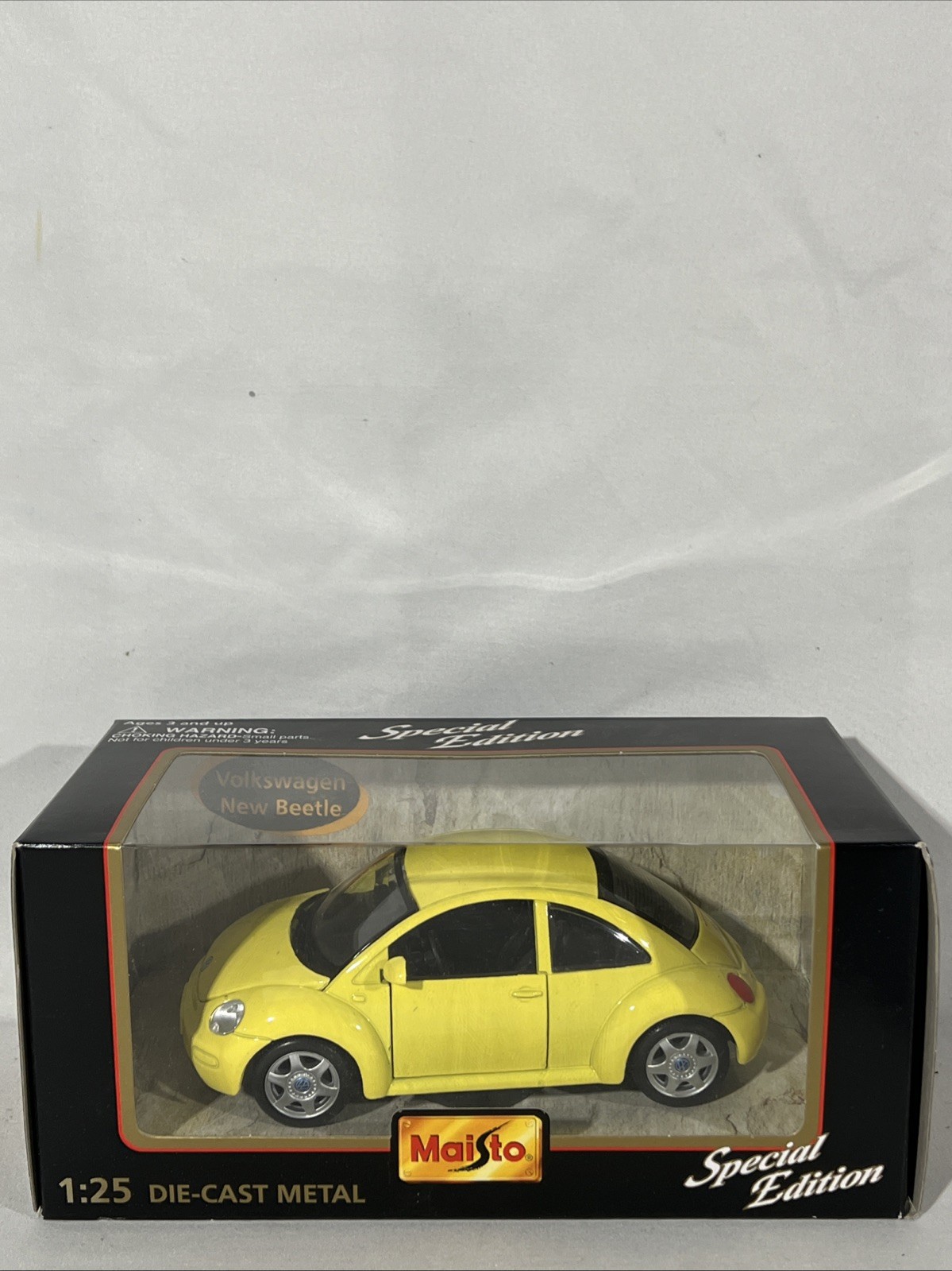 Maisto Volkswagen Yellow New Beetle Special Edition 1:25 Die-Cast Metal Sealed