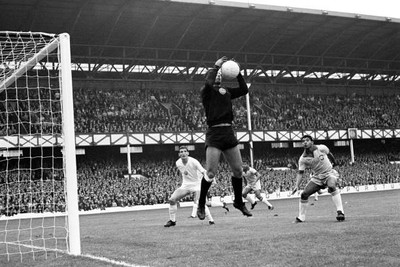 Bulgaria goalkeeper Georgi Naidenov fields ball at near post w- 1966 Old Photo