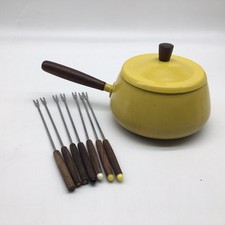 MCM Pentola per fonduta manico legno metallo smaltato giallo con 6 spiedini vintage retrò