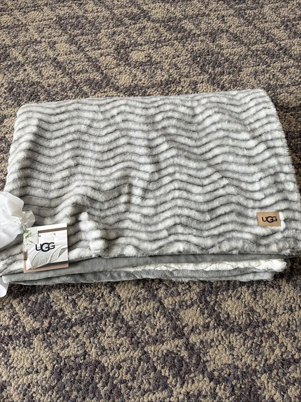 UGG HALLIE  Throw Blanket  50” x 70” RARE Gray New!